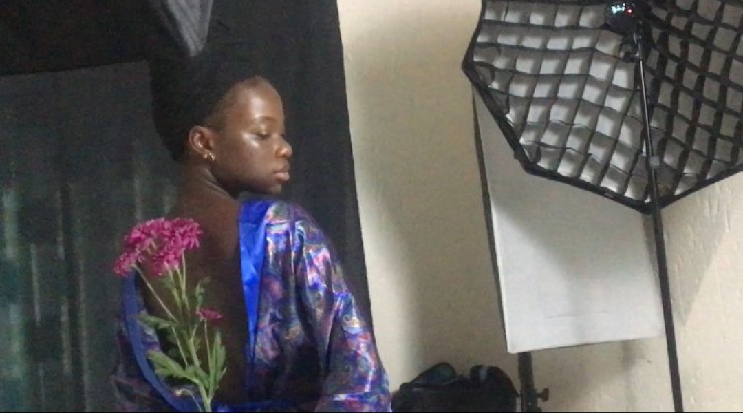 A Behind the scenes Picture of Yollande during her first professional
photoshoot