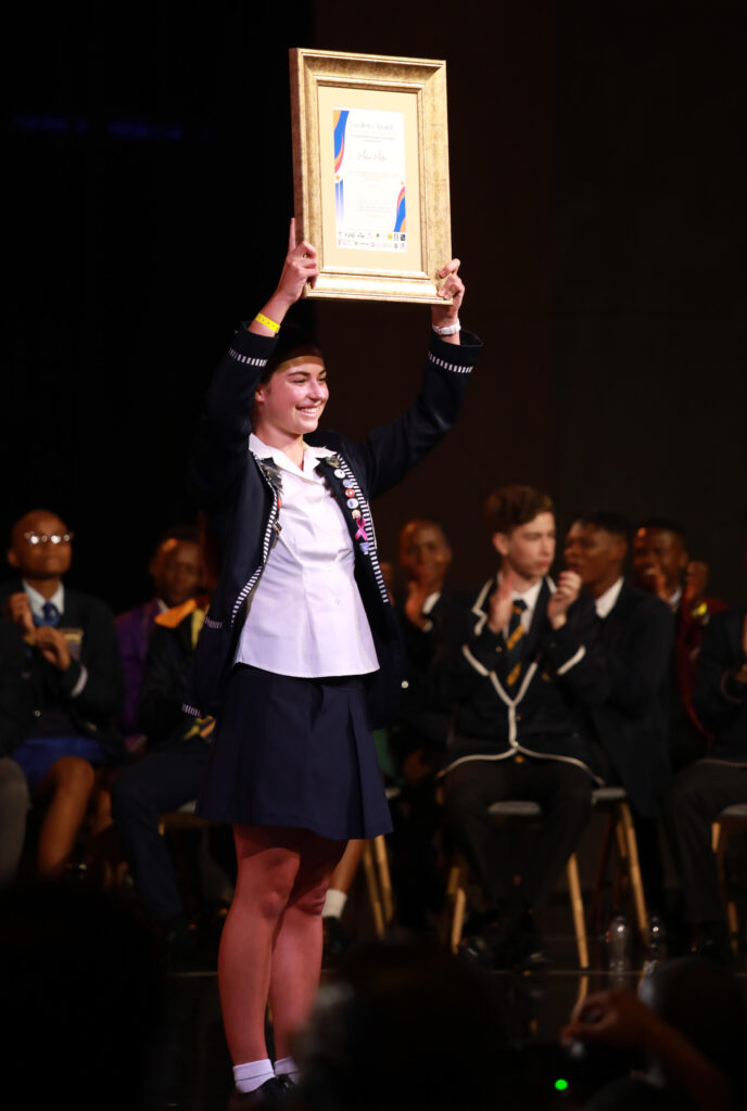 Mellissa Muller holds her victory high