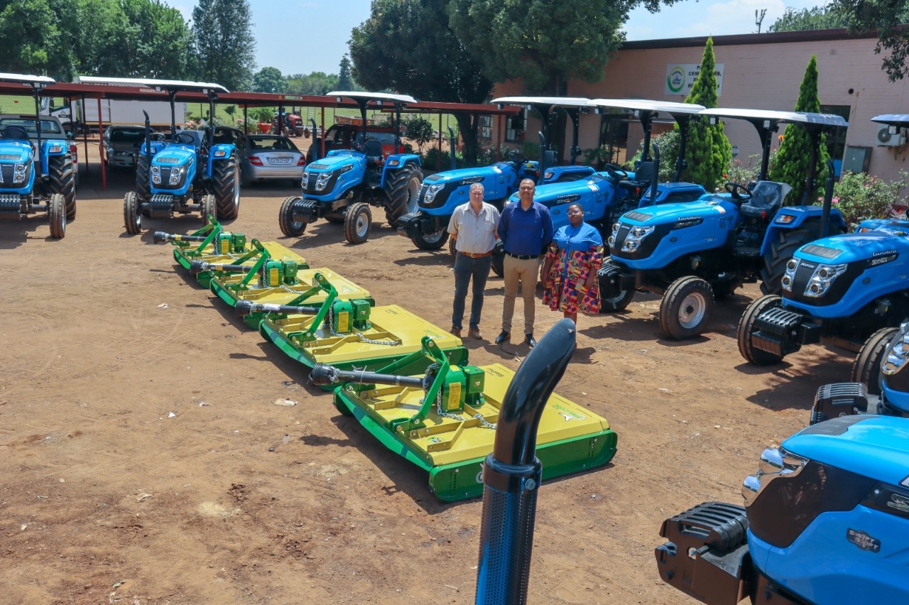 The Executive Mayor, Alderman Peter Teixeira, and MMC Thembi Modiba today welcomed a new fleet comprising of ten state-of-the-art tractors and four advanced slashers.